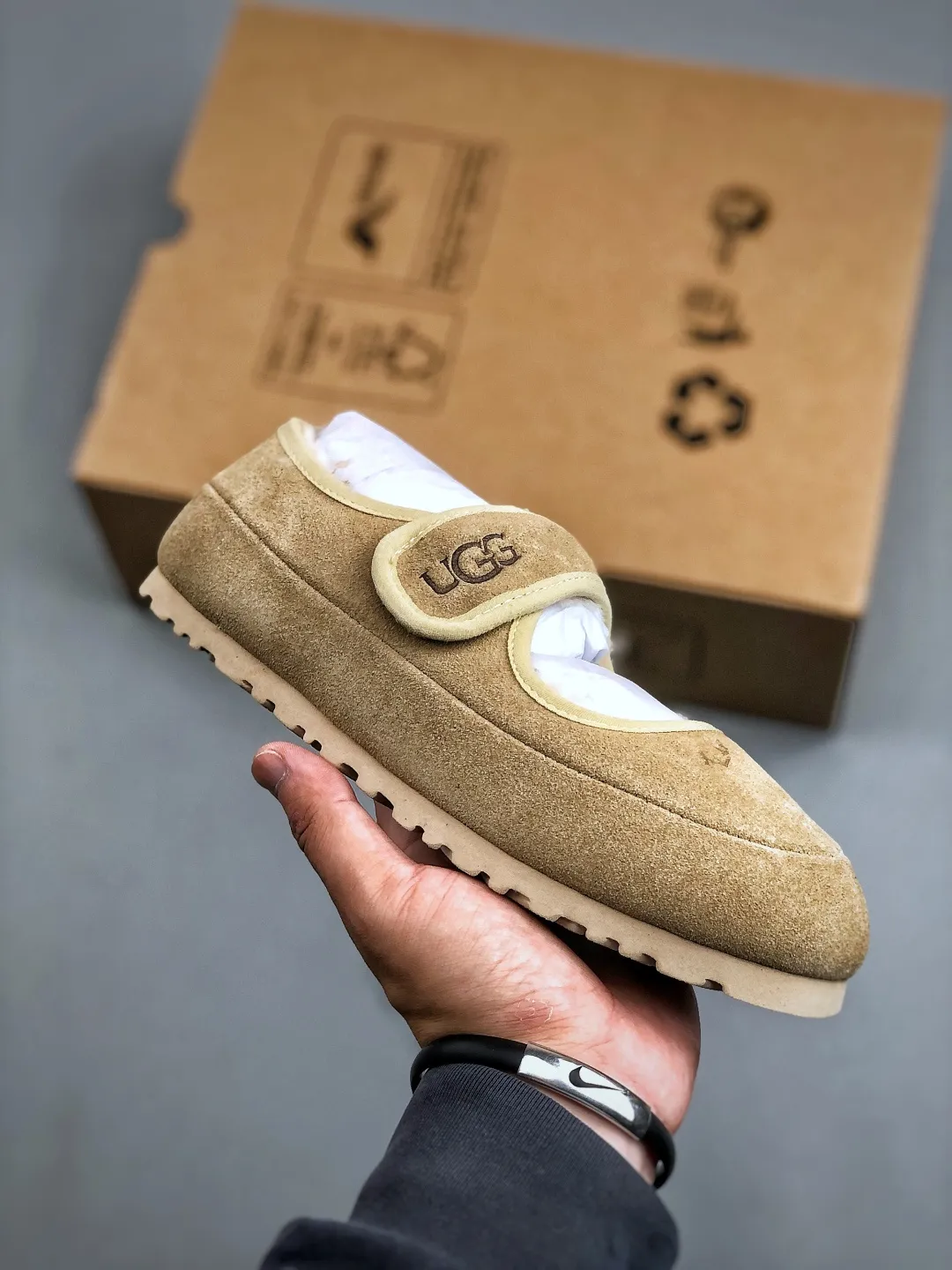 Local self-pickup 💰520 supports store release. The best-selling model on the entire network at the end of the year, UGG Mary Jane Mule slippers, 1.5CM thin sole, women's model, Xiaohongshu hot model, produced by a major foreign trade factory in Guangzhou, from toe to insole, real sheep fur, independent outer box packaging, craftsmanship, different from any version on the market, 1.5Ccm thin sole, independent original development of outsole, cashmere insole, keeping warm in winter, going out, and a very suitable choice for home use. This year uug launches a style series Partly catered to the preferences of young consumers, it has also moved to the forefront of fashion trends. Shoe body material: suede upper, 17mm UGGPURE™ implanted wool insole, lightweight non-slip and comfortable rubber outsole, with brand LOGO and trademark, with full packaging Size: 35-40